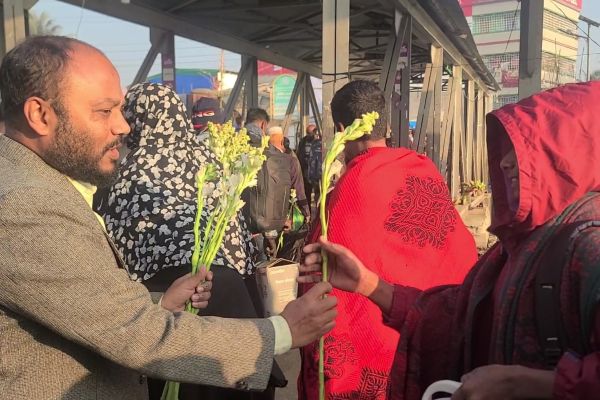 ঝালকাঠি লঞ্চঘাটে ব্যতিক্রমী নির্বাচনী প্রচারণায়  বিএনপি নেতা মিজানুর রহমান মুবিন  