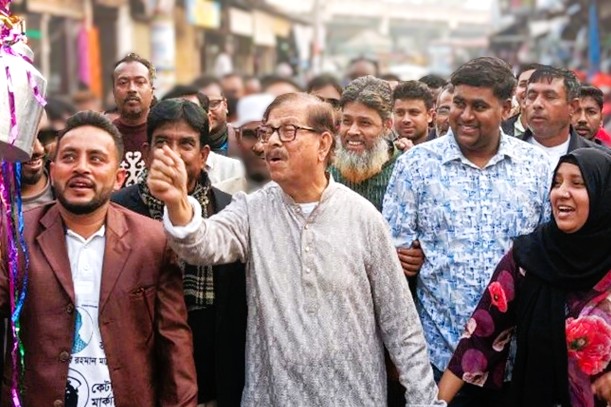 শেষ পর্যন্ত ঢাকা-১৮ আসন থেকে সরে দাঁড়ালেন মাহমুদুর রহমান মান্না