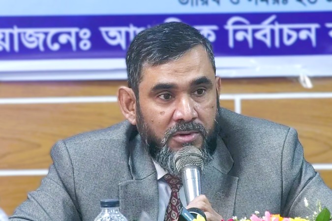 ভোটকেন্দ্রে সাংবাদিক ও পর্যবেক্ষকরা মোবাইল নিতে পারবেন: ইসি সানাউল্লাহ